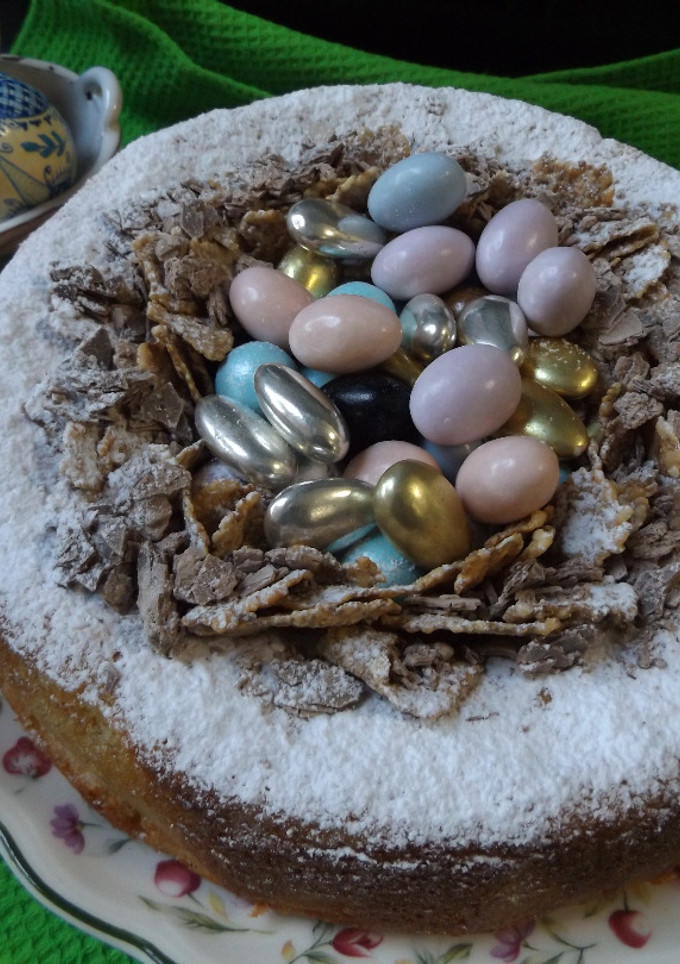 Una foto de Bizcocho de almendras “Nido de Pascua”