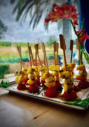 Una foto de Bocaditos de sandía, mango y mozzarella con pesto
