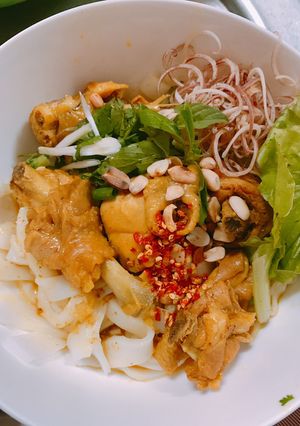 A picture of Mi Quang Chicken Noodles.