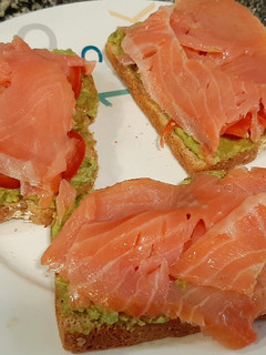Una foto de Tosta de salmón