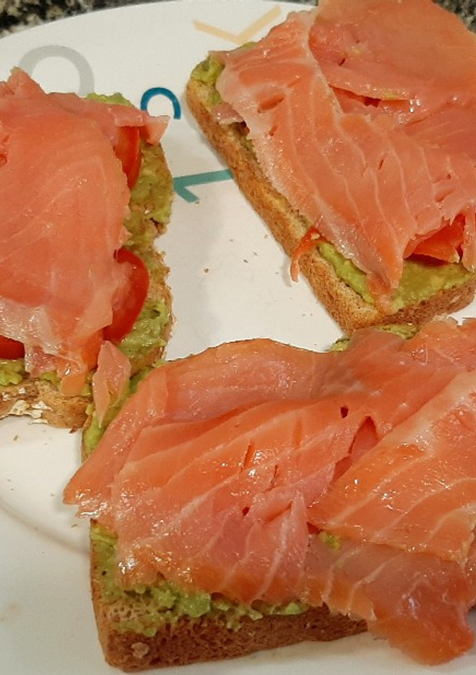 Una foto de Tosta de salmón