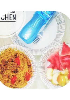 A picture of Jollof din taliya Hausa da wake.