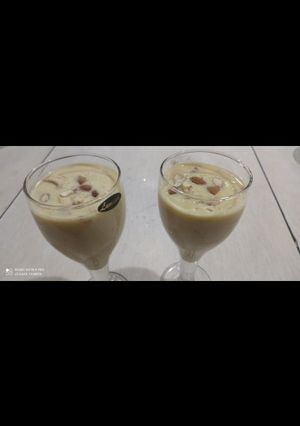 બદામ શેક (Badam Shake Recipe in Gujarati) રેસીપી મુખ્ય ફોટો