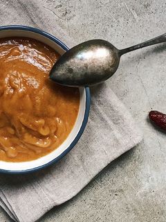 Una foto de Receta de salsa de dátiles vegana