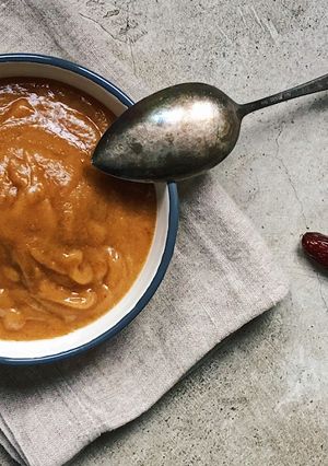 Una foto de Receta de salsa de dátiles vegana