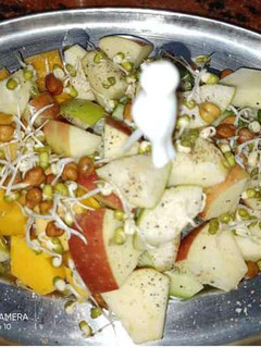 स्प्राउट्स फ्रूट सलाद (sprouts fruit salad recipe in Hindi) रेसिपी मुख्य फोटो
