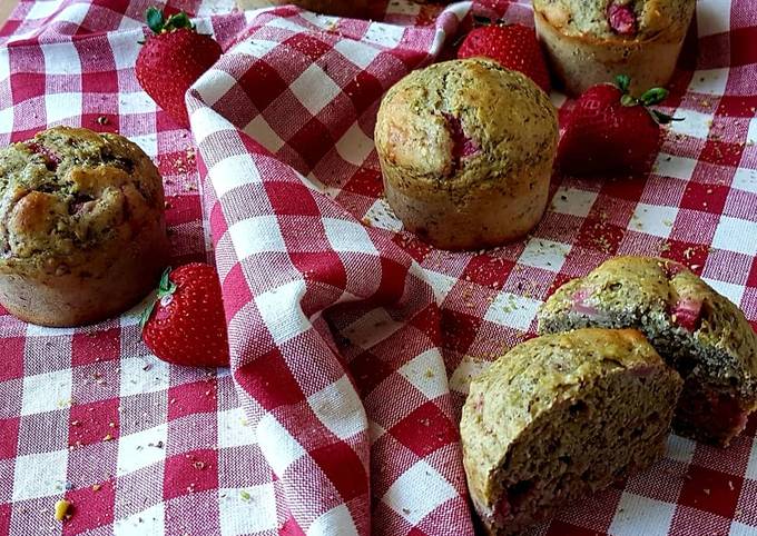 Muffin al pistacchio e fragole senza zucchero