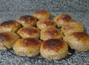 Una foto de Pan de salvado o pancitos negros caseros | fran cocina