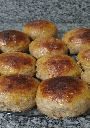 Una foto de Pan de salvado o pancitos negros caseros | fran cocina