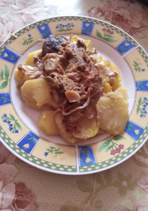 Mustáros - hagymás tarja vele sült burgonyával recept fotója
