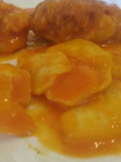 Una foto de Rape con patatas panaderas y tomate