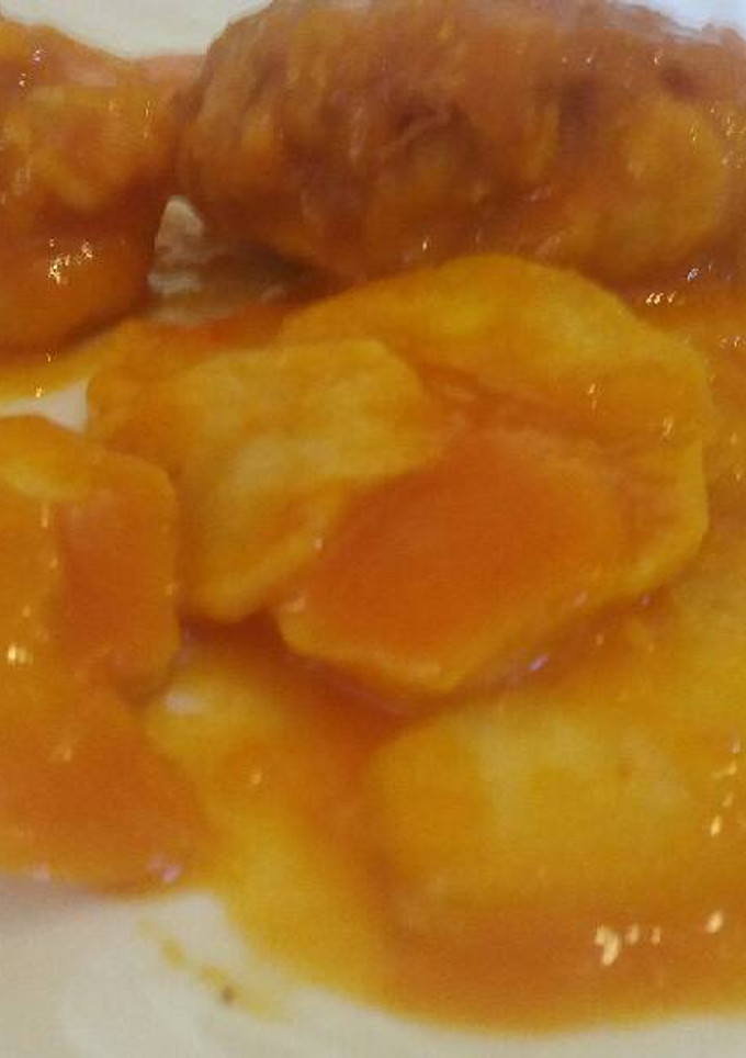 Una foto de Rape con patatas panaderas y tomate