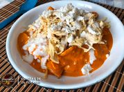 Una foto de chilaquiles con totopos