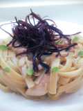 Linguine con sgombro al forno, crema di melanzana e buccia di melanzana fritta