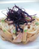 Linguine con sgombro al forno, crema di melanzana e buccia di melanzana fritta