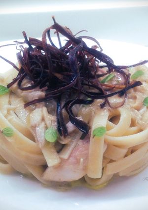 Foto di Linguine con sgombro al forno, crema di melanzana e buccia di melanzana fritta