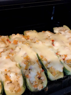 Una foto de Rápida y deliciosa receta de zapallito italiano relleno con carne de pavo saludable!