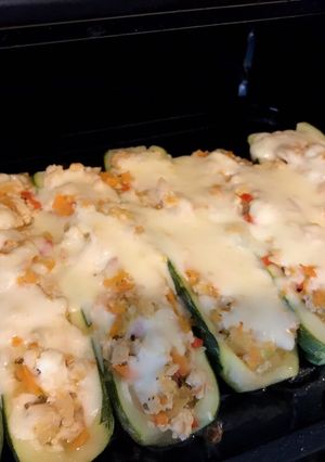 Una foto de Rápida y deliciosa receta de zapallito italiano relleno con carne de pavo saludable!