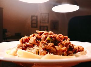 Hình của món Nui Ống Sốt Thịt Heo Xào Cà Chua.