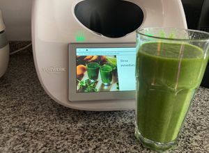 Una foto de Detox de espinaca, apio, manzana verde, kiwi y plátano en Thermomix