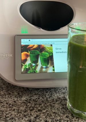 Una foto de Detox de espinaca, apio, manzana verde, kiwi y plátano en Thermomix