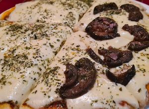 Una foto de Pizza con todos los detalles, cantidades y esperas