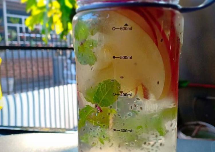 Bagaimana Menyiapkan Infus water apel-daun mint-chiaseed yang Enak Banget