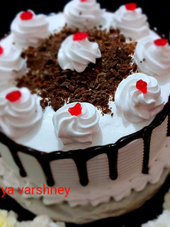 एगलेस ब्लैक फोरेस्ट केक इन कुकर (eggless black forest cake in Cooker recipe in Hindi) रेसिपी मुख्य फोटो