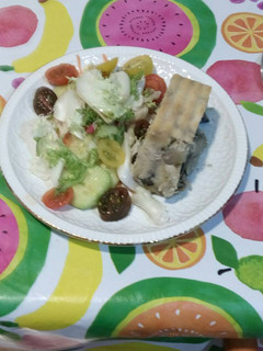 Una foto de Budín de verduras con ensalada