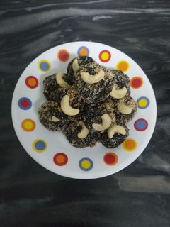 तिल और अंजीर के लड्डू (til aur anjeer ke ladoo recipe in Hindi) रेसिपी मुख्य फोटो