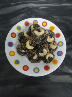 तिल और अंजीर के लड्डू (til aur anjeer ke ladoo recipe in Hindi) रेसिपी मुख्य फोटो
