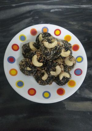तिल और अंजीर के लड्डू (til aur anjeer ke ladoo recipe in Hindi) रेसिपी मुख्य फोटो