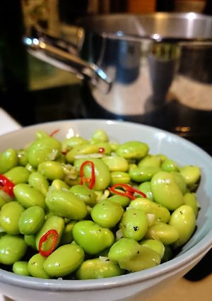 涼拌黑胡椒蒜味毛豆仁 的食譜成品照片