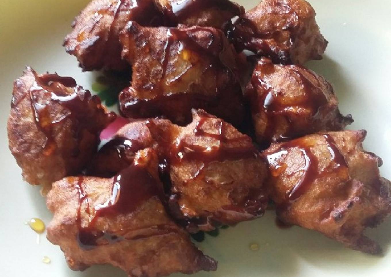 Banana pakoda with honey and chocolate syrup