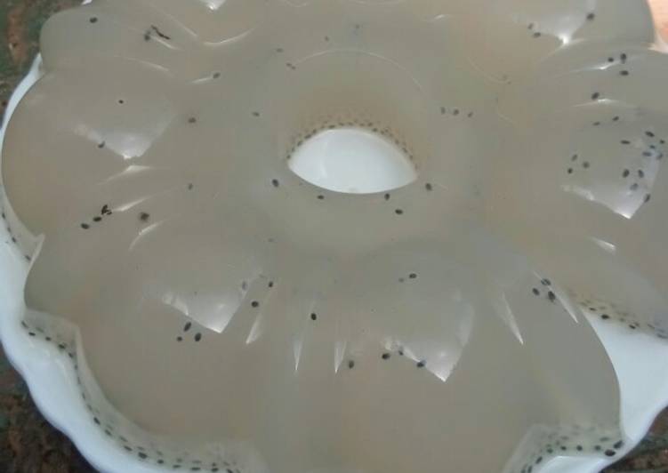 Bagaimana Menyiapkan Puding Kaca Biji Selasih, Enak