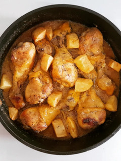 Una foto de Muslitos de pollo en salsa de almendras