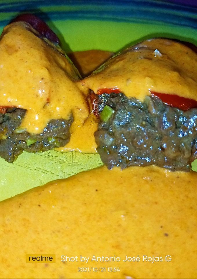 Una foto de Pimiento de piquillo rellenos de morcilla de cebolla