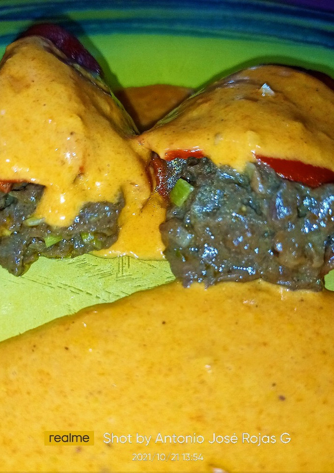 Una foto de Pimiento de piquillo rellenos de morcilla de cebolla