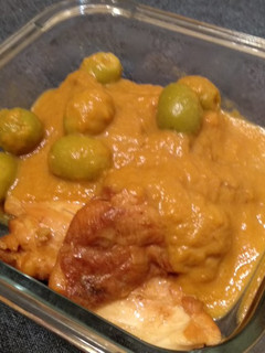 Una foto de Muslos de pollo deshuesado con salsa y aceitunas
