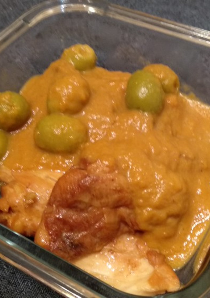 Una foto de Muslos de pollo deshuesado con salsa y aceitunas