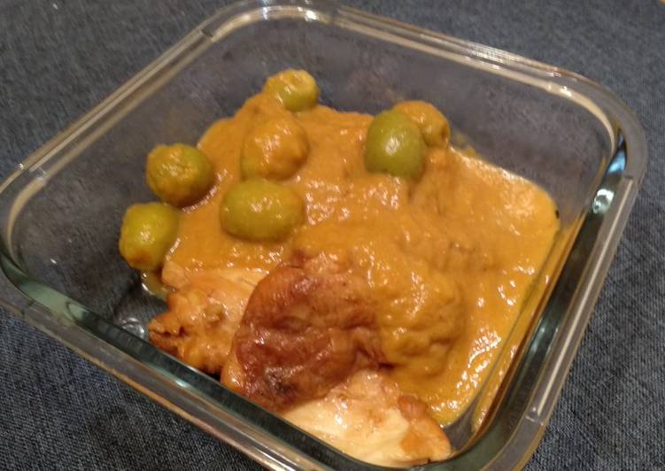 Muslos de pollo deshuesado con salsa y aceitunas