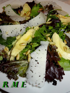 Una foto de Ensalada de brotes con aguacate y piñones tostados
