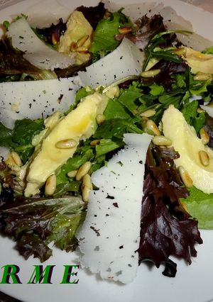 Foto principal de Ensalada de brotes con aguacate y piñones tostados