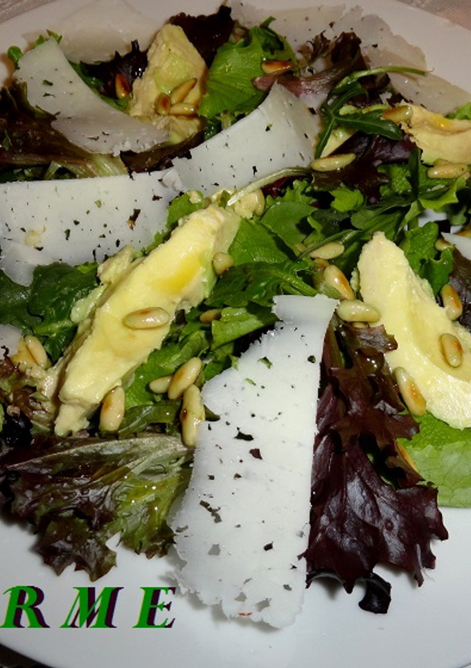 Una foto de Ensalada de brotes con aguacate y piñones tostados