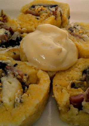 Una foto de Bollitos de queso rellenos de huevos, setas, lomo embuchado y 💕