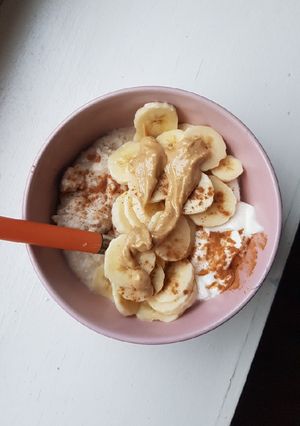 Une photo de Porridge à la banane et au beurre de cacahuète