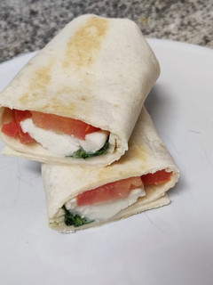 Una foto de Enrollados de tomate, mozzarella y albahaca