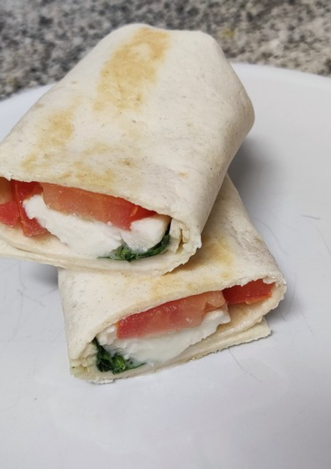 Una foto de Enrollados de tomate, mozzarella y albahaca