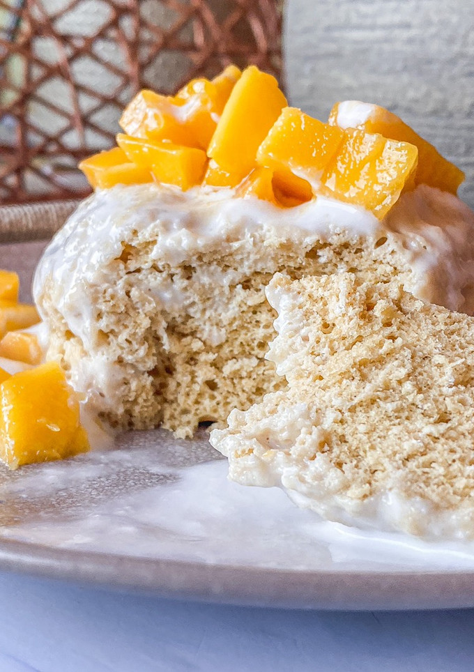 Una foto de Mug cake de coco con mango