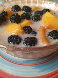 Una foto de Postre de zarzamoras y melocotón